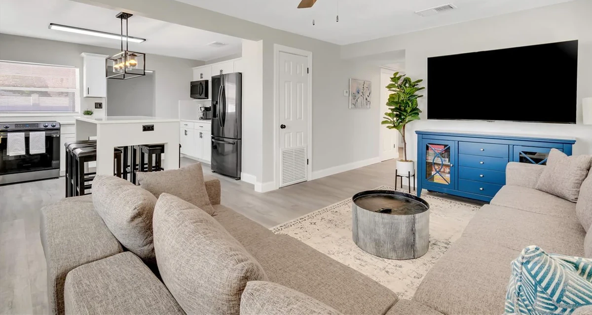 Freshly painted Central Florida room with smooth drywall and crisp corners by Guy A Remodeling